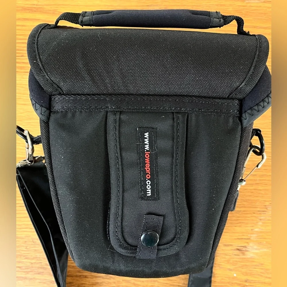 Lowepro Rezo TLZ 10 Camera bag EUC Holster style with a front pocket